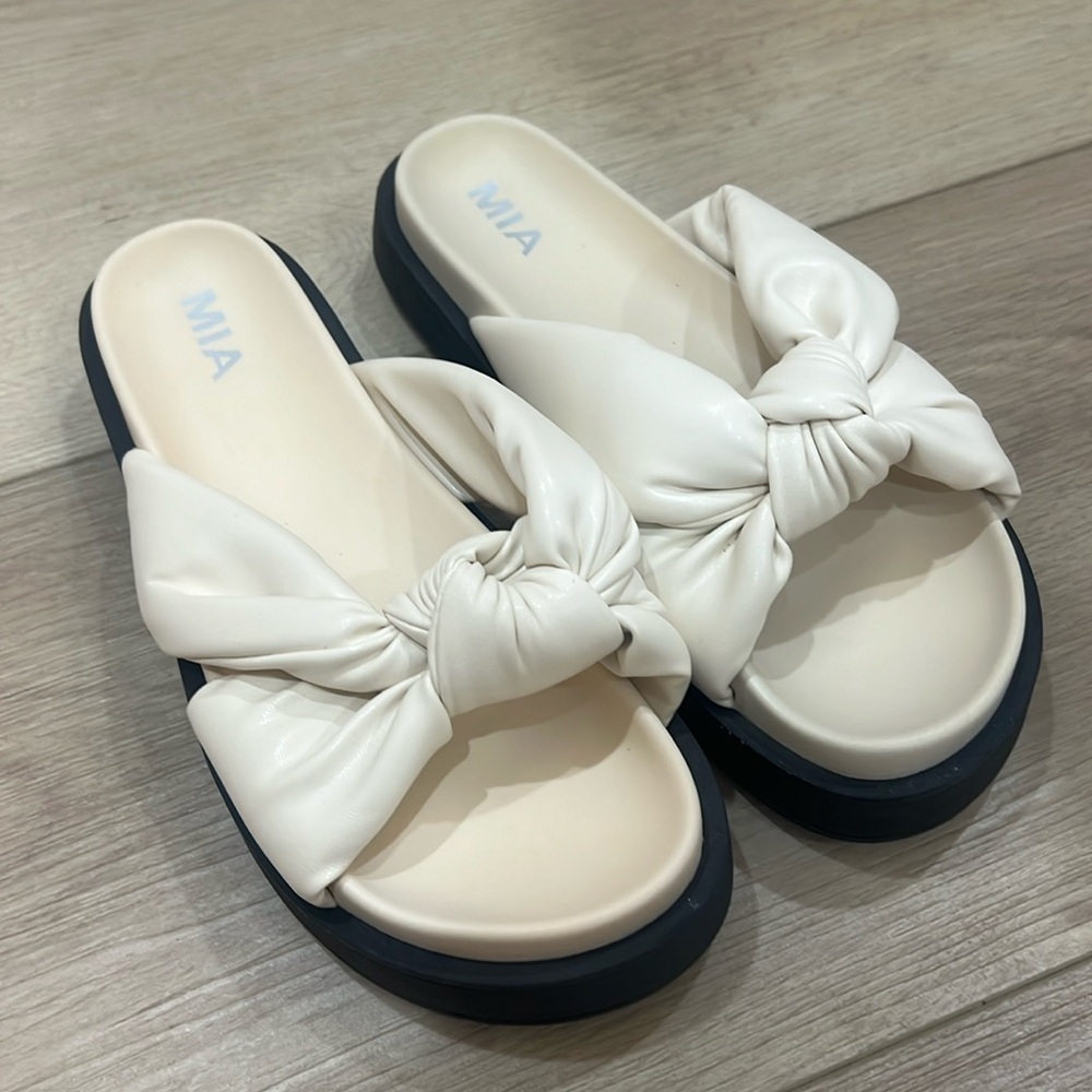 Mia brand soft sandals. Size 9 barely worn. Very cute and very comfy!